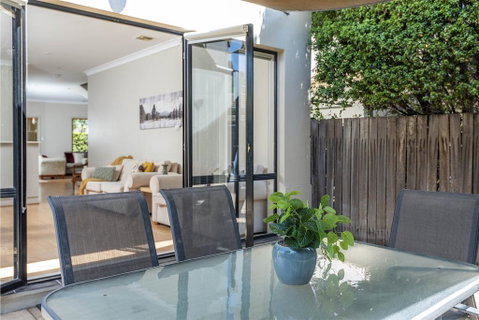 MOMENTS FROM BRADDON & ANU SPACIOUS And RELAXED - Maitland Accommodation 0
