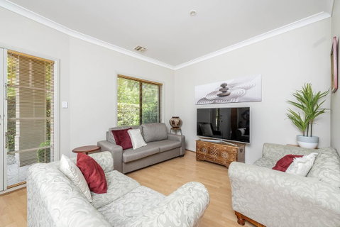 MOMENTS FROM BRADDON & ANU SPACIOUS And RELAXED - Maitland Accommodation 3