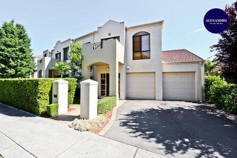 MOMENTS FROM BRADDON & ANU SPACIOUS And RELAXED - Maitland Accommodation 2