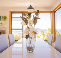 Moonah House-10 mins to CBD  MONA 4BR 2 BATH great view park 3 cars sleep 11 king bed en-suite - Maitland Accommodation