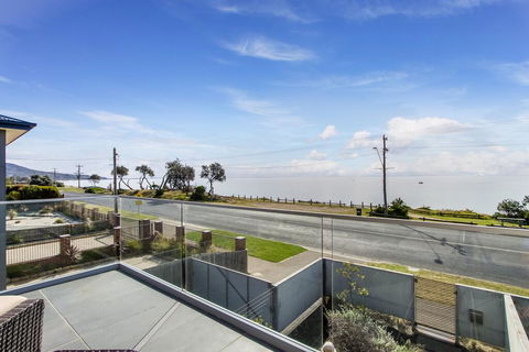 Nautilus 1 Luxury Retreat - Modern Beachfront Townhouse, WiFi, Water Views - Maitland Accommodation 1