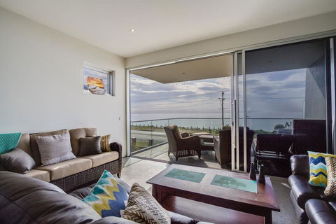 Nautilus 1 Luxury Retreat - Modern Beachfront Townhouse, WiFi, Water Views - Maitland Accommodation 3