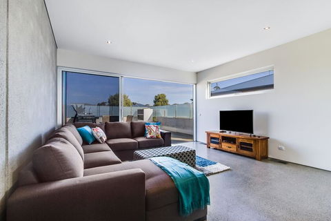 Nautilus 1 Luxury Retreat - Modern Beachfront Townhouse, WiFi, Water Views - Maitland Accommodation 2