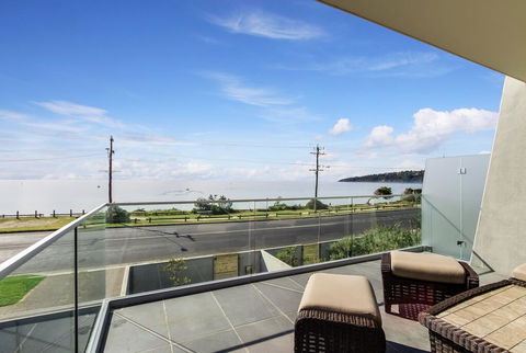 Nautilus 1 Luxury Retreat - Modern Beachfront Townhouse, WiFi, Water Views - Maitland Accommodation 0