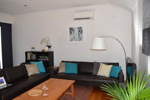 Central Executive Townhouse - Maitland Accommodation 13