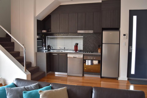 Central Executive Townhouse - Maitland Accommodation 2