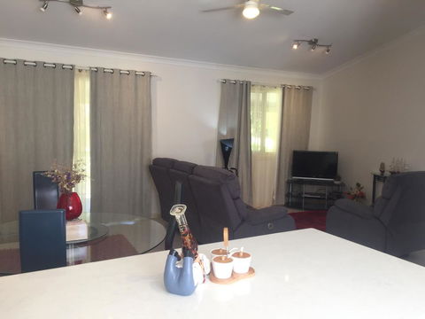 Bright & Beautiful Home On The Hills! - Maitland Accommodation 11