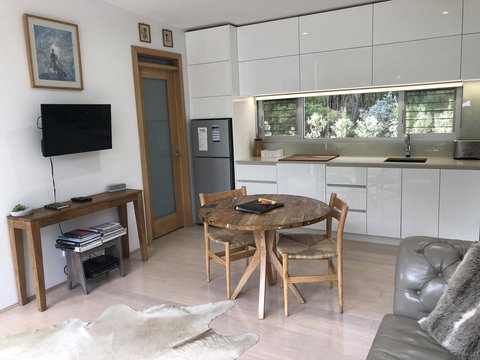 Banksia Luxury Villa - Maitland Accommodation 9