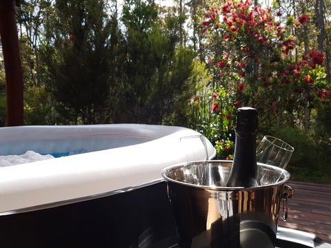 Jarrah Grove Forest Retreat - Maitland Accommodation 10