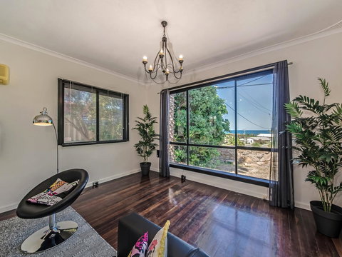 Panoramique Holiday Home With A View - Maitland Accommodation 5