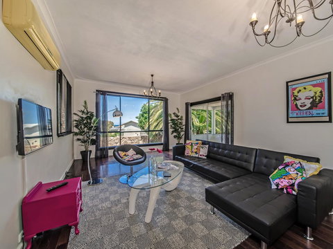 Panoramique Holiday Home With A View - Maitland Accommodation 1