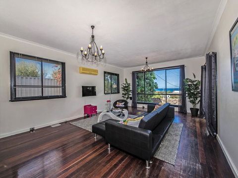 Panoramique Holiday Home With A View - Maitland Accommodation 4