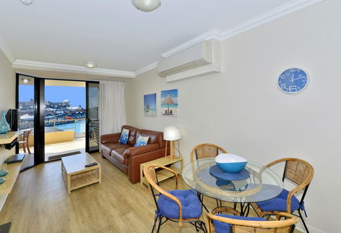 Dolphin Quay Apartments - Maitland Accommodation 12