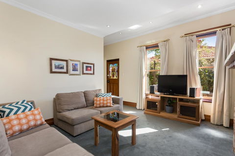 100 On South Callan Apartments - Maitland Accommodation 2