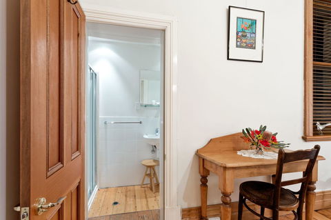 Annie's Victorian Terrace Accommodation Fremantle - Maitland Accommodation 12