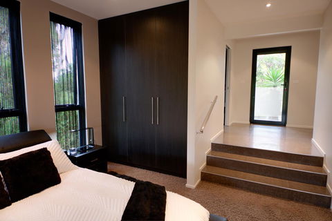 Amare Beachside Luxury - Maitland Accommodation 12