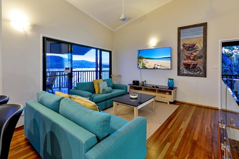 NEWLY BEAUTFULLY RENOVATED 16 The Casuarina - 3 Bedroom House With 180 Degree Ocean Views - Maitland Accommodation 3