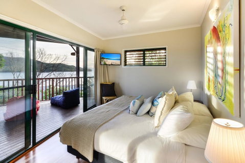 NEWLY BEAUTFULLY RENOVATED 16 The Casuarina - 3 Bedroom House With 180 Degree Ocean Views - Maitland Accommodation 2