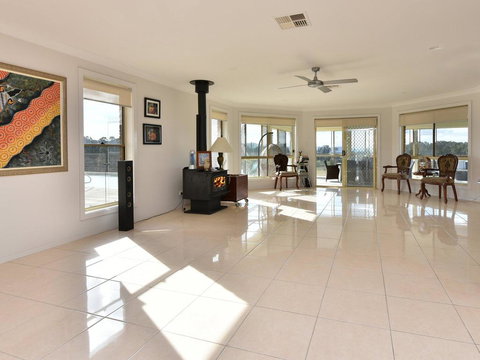 Noble Willow Estate Lovedale. Super Spacious, With Views And Pool - Maitland Accommodation 1