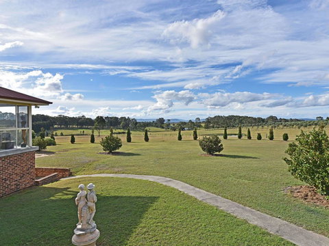 Noble Willow Estate Lovedale. Super Spacious, With Views And Pool - Maitland Accommodation 2