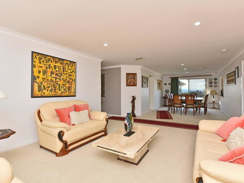 Noble Willow Estate Lovedale. Super Spacious, With Views And Pool - Maitland Accommodation 3