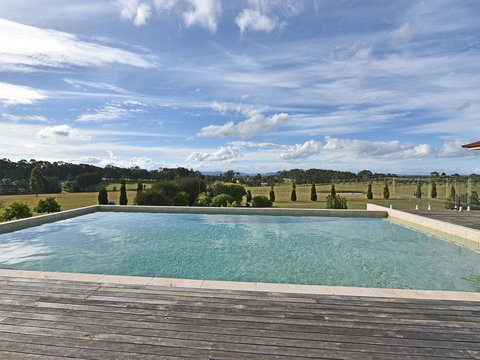 Noble Willow Estate Lovedale. Super Spacious, With Views And Pool - Maitland Accommodation 0