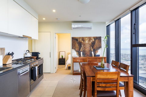 ON TOP OF THE WORLD - BEST VIEWS IN MELBOURNE !! - Maitland Accommodation 0