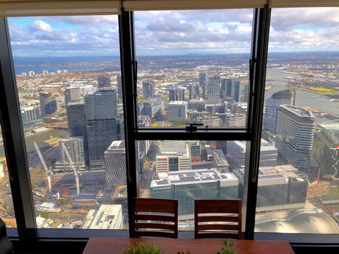 ON TOP OF THE WORLD - BEST VIEWS IN MELBOURNE !! - Maitland Accommodation 2
