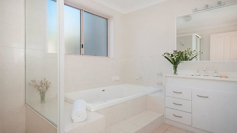 Pacific Rose - Winter Holiday Special - Maitland Accommodation 1