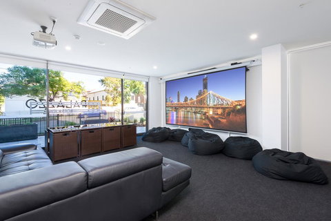 Palazzo Brisbane - Maitland Accommodation 2