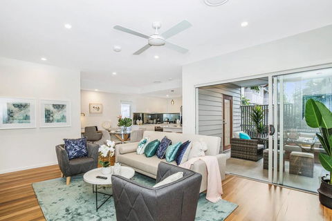 Park Avenue Townhouse Retreat Brisbane Sleeps 10 - Maitland Accommodation 0