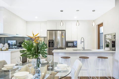 Park Avenue Townhouse Retreat Brisbane Sleeps 10 - Maitland Accommodation 1
