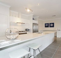 Penguin 4 Bedroom House by Shoalwater Executive Homes - Maitland Accommodation