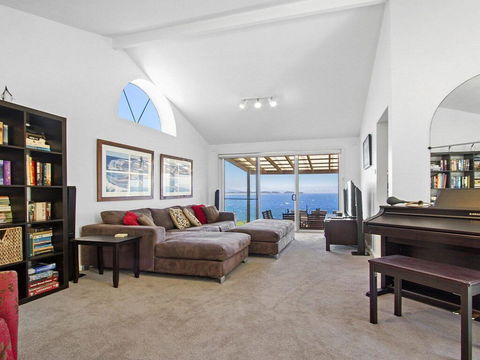 Penguin Head Retreat - Fabulous Views - Maitland Accommodation 1