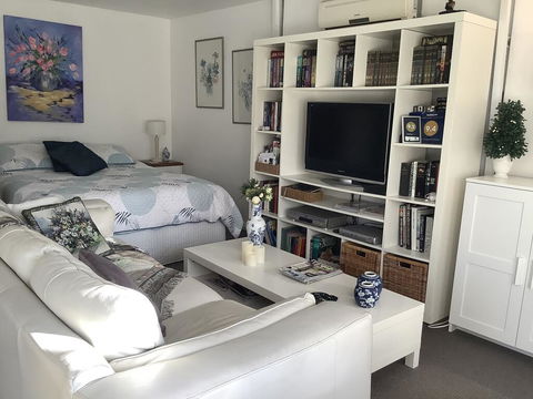 Petite Provence Cottage - Maitland Accommodation 1