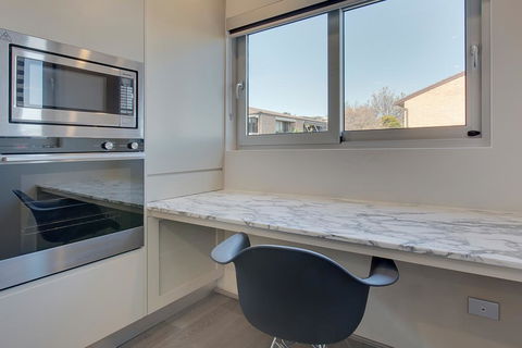 Professional Living Minutes From The City - Maitland Accommodation 1