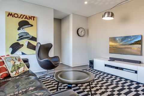 Professional Living Minutes From The City - Maitland Accommodation 0