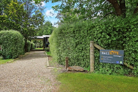 Rail Trail Cottage - BRIGHT - Maitland Accommodation 0