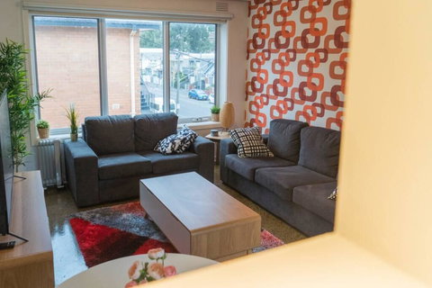 Rare & Spacious Apt W/ City Views Close To CBD/MCG, Free Wi-Fi + Carpark + Netflix - Maitland Accommodation 0