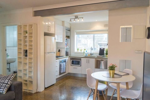 Rare & Spacious Apt W/ City Views Close To CBD/MCG, Free Wi-Fi + Carpark + Netflix - Maitland Accommodation 2