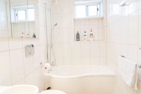 Rare & Spacious Apt W/ City Views Close To CBD/MCG, Free Wi-Fi + Carpark + Netflix - Maitland Accommodation 3