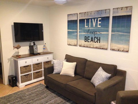 Riverina Beach Villa - Maitland Accommodation 0