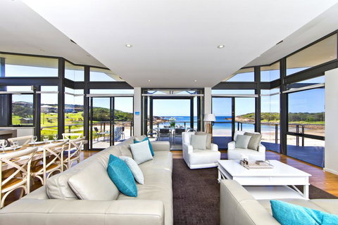 Sails On The Beachfront - Exclusive Seaside Home - Maitland Accommodation 3