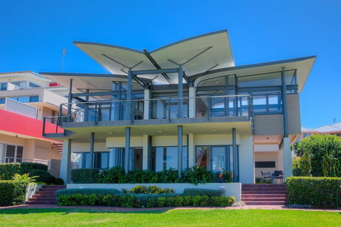 Sails On The Beachfront - Exclusive Seaside Home - Maitland Accommodation 1
