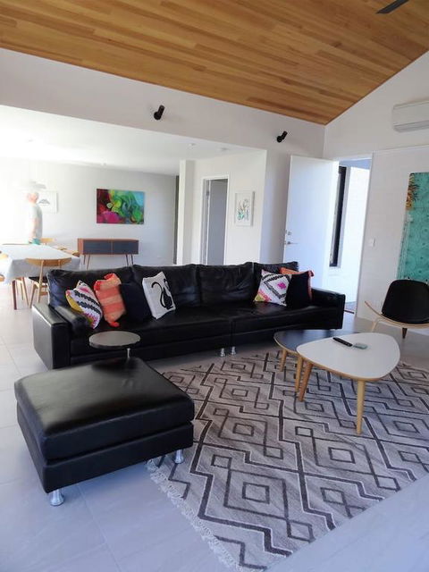Salty Lark Beach House - Maitland Accommodation 3