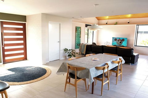 Salty Lark Beach House - Maitland Accommodation 1
