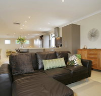 Seal 4 Bedroom House by Shoalwater Executive Homes - Maitland Accommodation