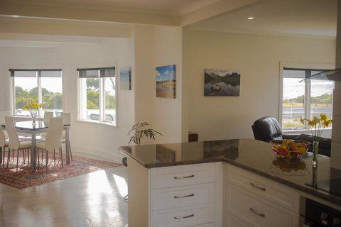 Seaside Retreat - Maitland Accommodation 2