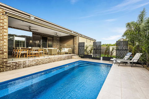 Serenity On Seaview Boutique Retreat With Pool By The Beach - Maitland Accommodation 0