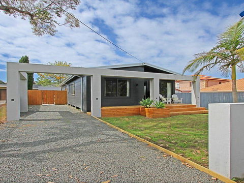 Shady Palms - Modern Beach House With Studio - Maitland Accommodation 0